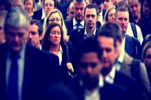 pessoas-caminhando-na-multidão