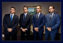 Jair Bolsonaro e os filhos Flávio, Eduardo e Carlos – Foto Rafael Carvalho