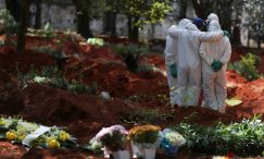 x87729124_Gravediggers-wearing-protective-suits-gather-at-Vila-Formosa-cemetery-Brazils-biggest-ceme.jpg.pagespeed.ic.F7XcmuXRGU